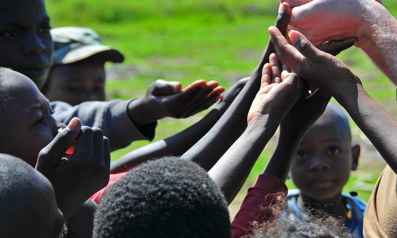 Svetu preti glad, humanitarci traže dodatno oporezivanje kovid profitera