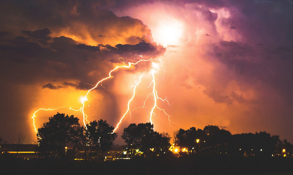 SRBIJA ponovo u CRVENOM: Ova 3 dela zemlje biće na udaru OLUJNOG NEVREMENA, upaljen METEOALARM