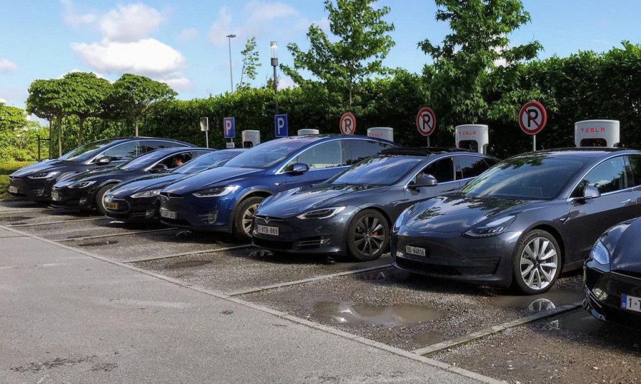 Malo hoće, MALO NEĆE - Tesla POVLAČI više od 321.000 vozila, ZADNJA SVETLA rade po svom