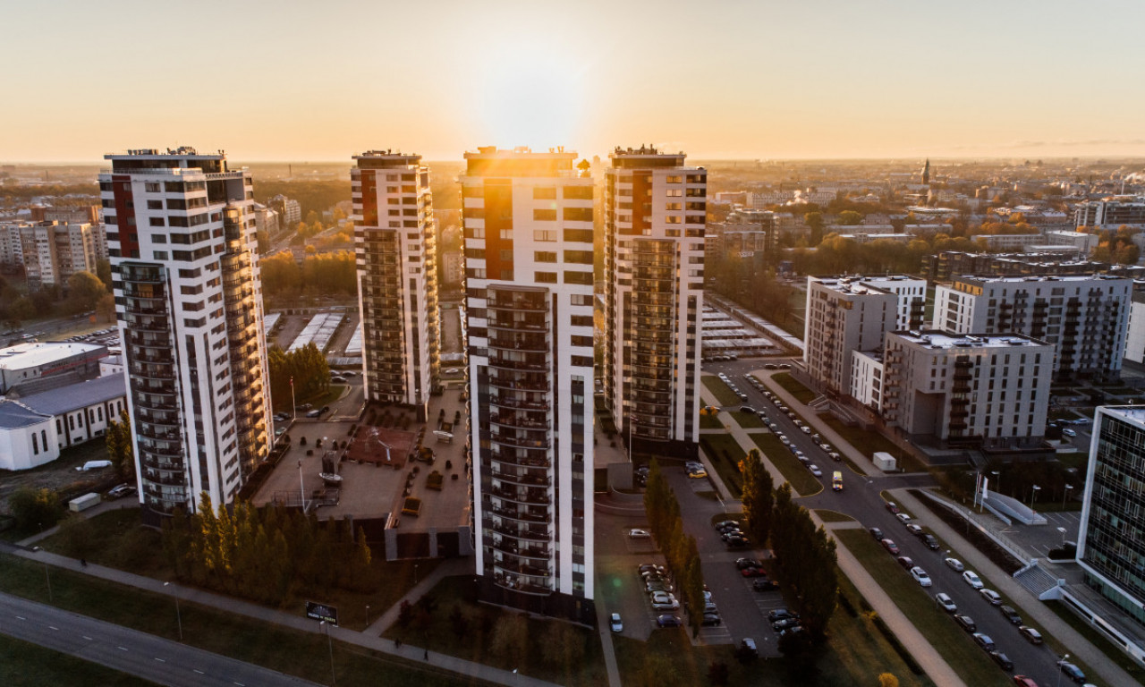 UŽAS u Novom Sadu - od ostataka LEŠA zgrada ULEPLJENA i SMRDLJIVA, stanari ogorčeni