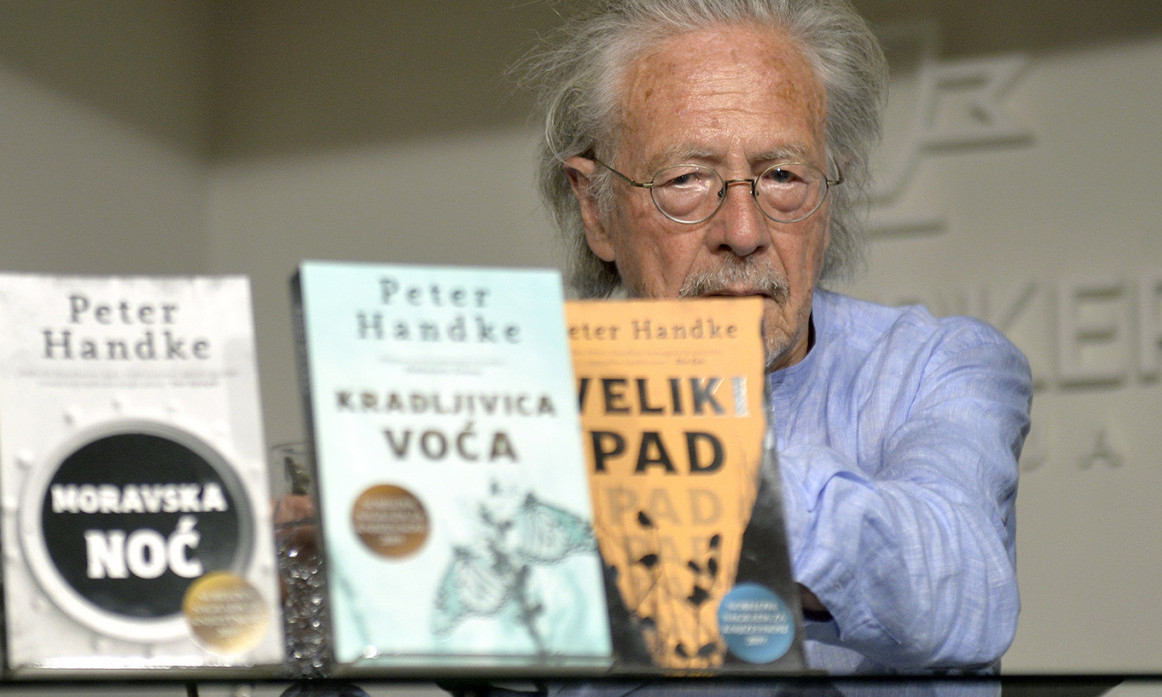 Ludilo u Beogradu zbog nobelovca, Peter Handke potpisao se čak i na zidu knjižare