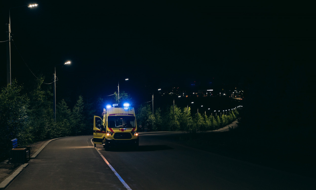 TEŠKA NESREĆA NA AUTO-PUTU Kombi se zakucao u kamion, suvozač poginuo, deca povređena