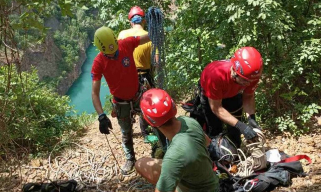 HEROJSKIM naporima SPASIOCI uspeli da SPUSTE POVREĐENOG planinara iz KANJONA Jerne