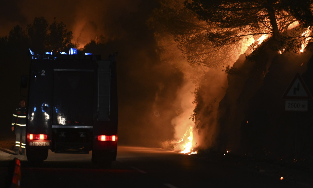 Požar bukti kod DUBROVNIKA: Vatra se BRZO širi, vetar OTEŽAVA gašenje