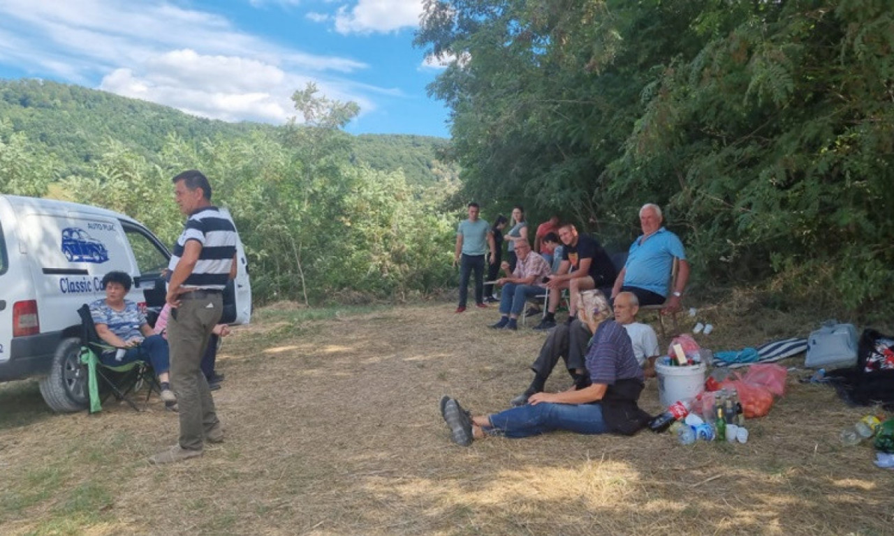 Protest na trasi AUTO-PUTA: Za te pare što su nam dali, nemamo šta da kupimo!