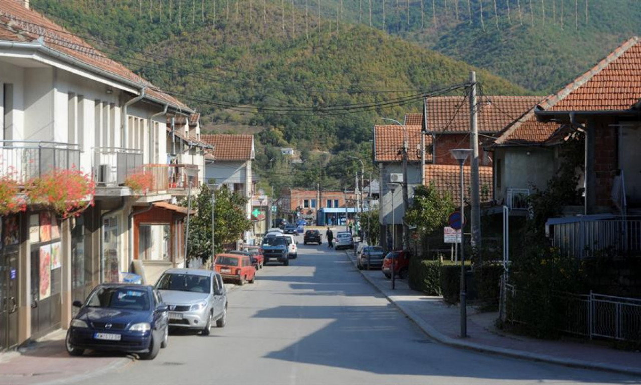 Srpski mladići PRIVEDENI KOD ZUBINOG POTOKA zbog majica s natpisom "NEMA PREDAJE"