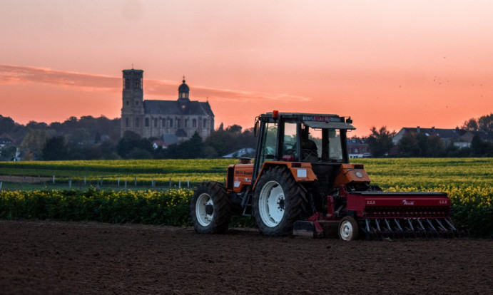 Tragedija u BiH! MUŠKARCA kod Zvornika PREGAZIO TRAKTOR, ima teške povrede