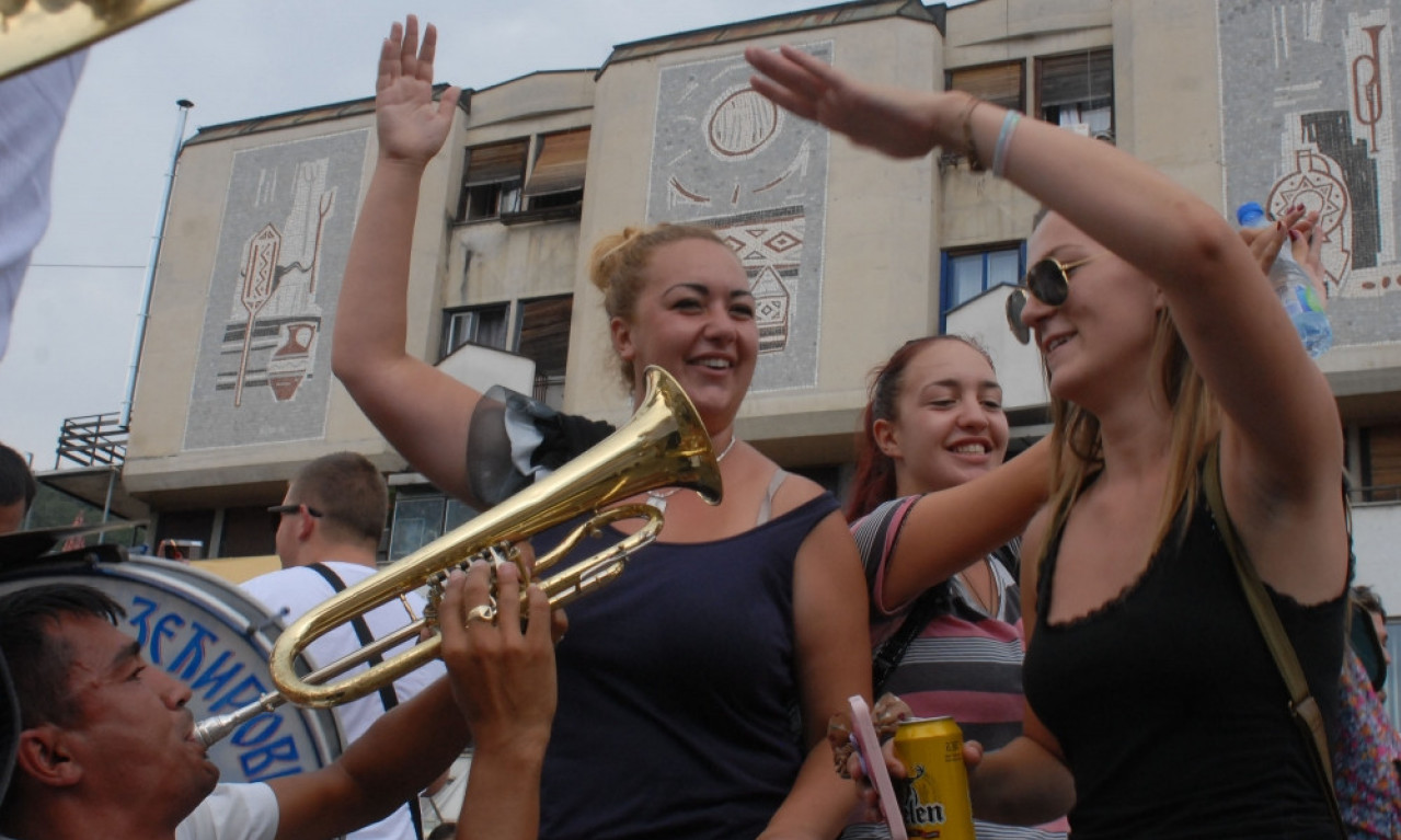 Posle posla ZAPUCAJTE PUT GUČE na pečenje s muzikom - počeo 61. SABOR TRUBAČA