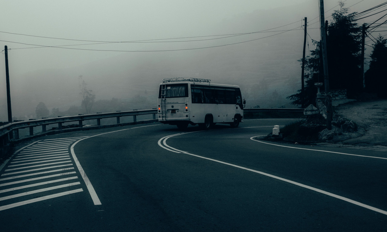 Prevrnuo se TURISTIČKI AUTOBUS kod Leskovca, JEDNA OSOBA POGINULA, više od 20 povređeno