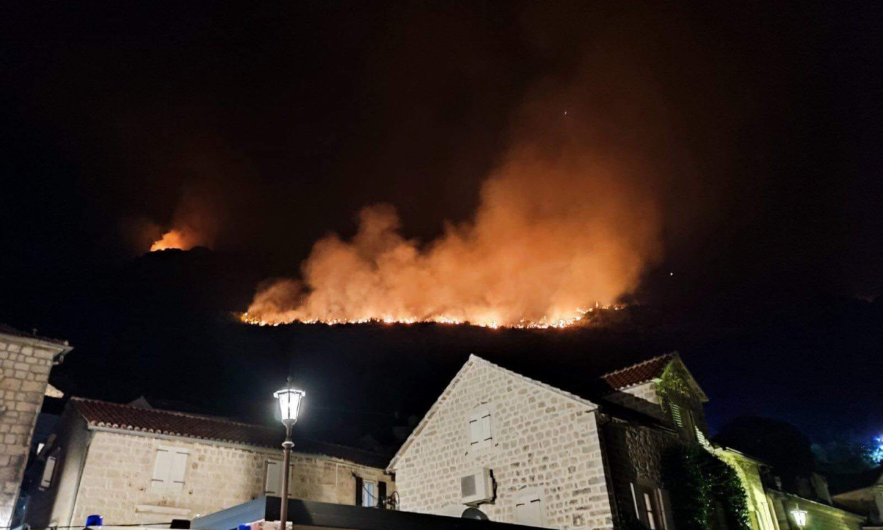 VATRA GUTA ŠUMU iznad Perasta, saobraćaj blokiran, vatrena stihija na 15O METARA OD PRVIH KUĆA