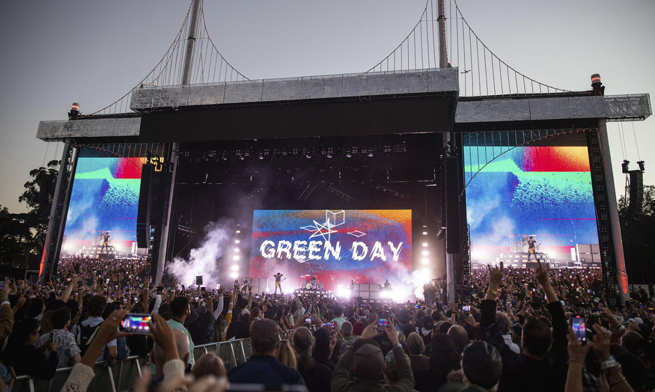 Klinac od samo 10 godina svirao na koncertu sa Green Day