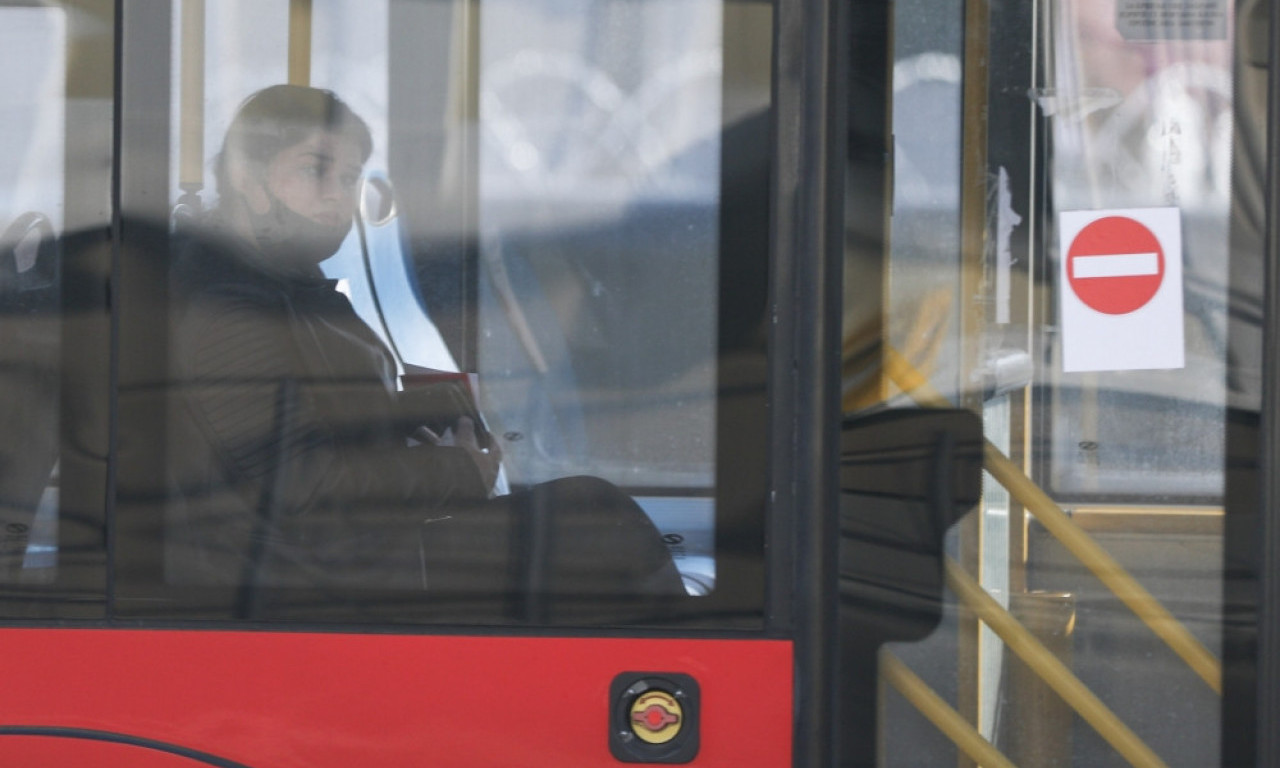 Putniku PAO PLAFON na GLAVU u gradskom AUTOBUSU