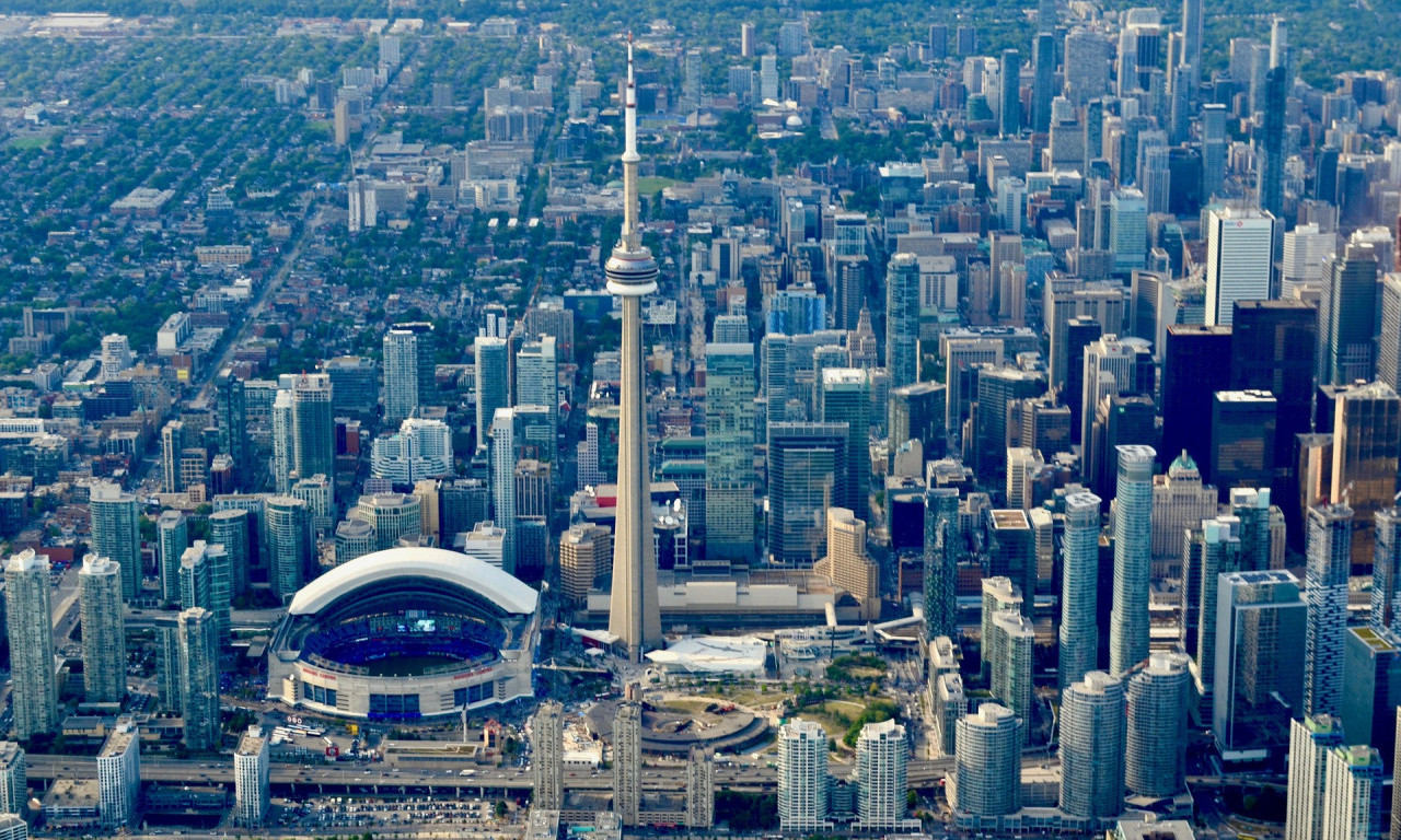 Hiljade ljudi su u mraku, ili zaglavljeni u liftovima - centar Toronta ostao bez struje