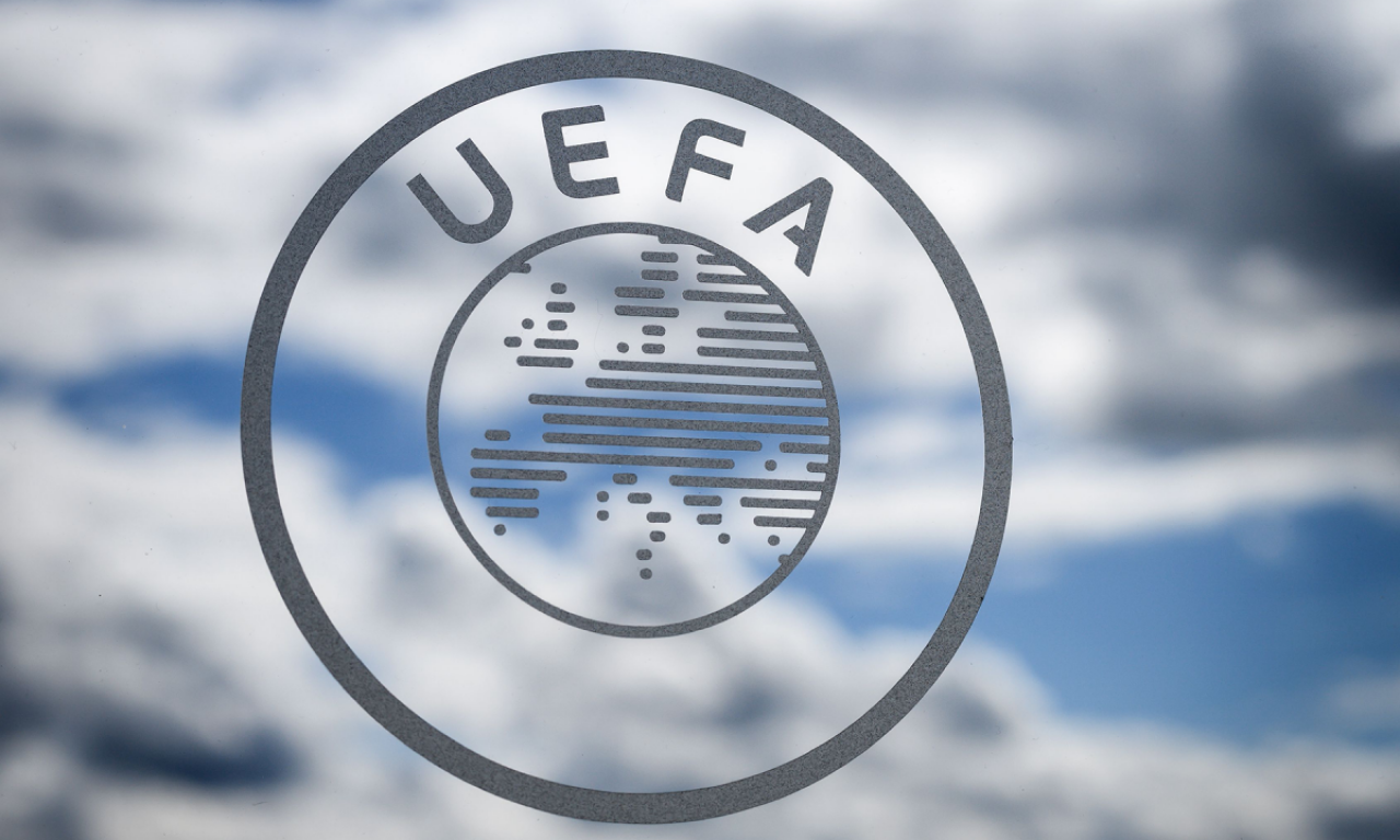 UEFA UDARILA BLOKADU NA SARAJEVO! Klub mora da prekrije "cvet Srebrenice" na dresovima FUDBALERA