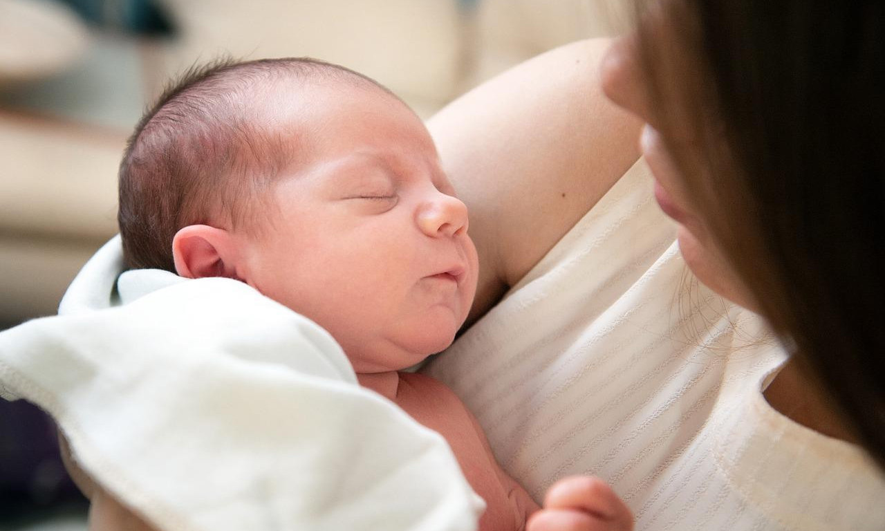 HEMIKALIJE loše utiču na BEBE: BUDUĆE MAME treba da izbegavaju KONAC za zube, HRANU za poneti i TEFLONSKO posuđe