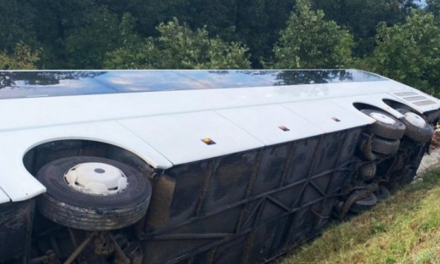 Prevrnuo se AUTOBUS PUN PUTNIKA KOD KIKINDE, povređeno PET OSOBA