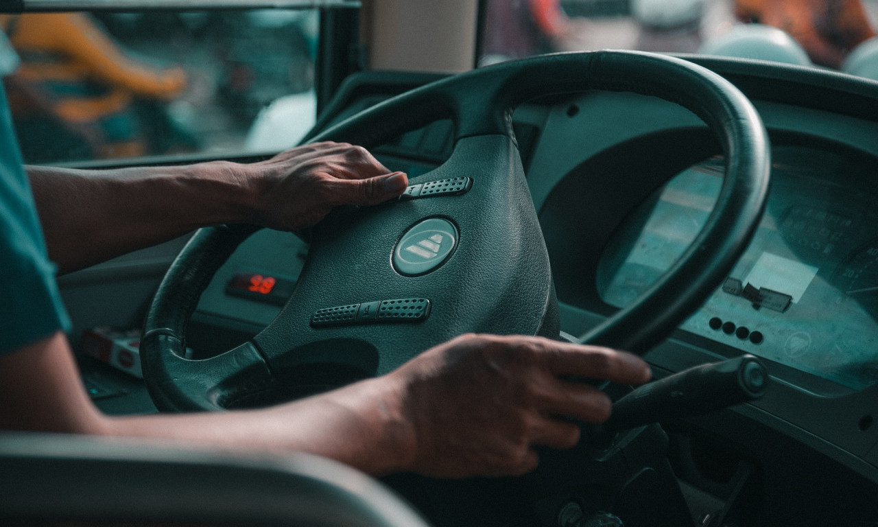 UHAPŠEN VOZAČ AUTOBUSA 81L - sumnja se da je POLNO UZNEMIRAVAO MALOLETNU OSOBU