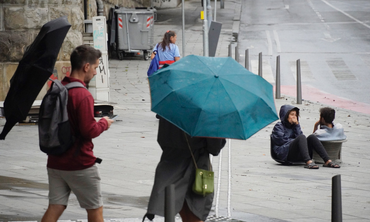 I KIŠOBRANI se SMORILI od ovog vremena: Popodne opet PLJUSKOVI, ponegde i GRAD