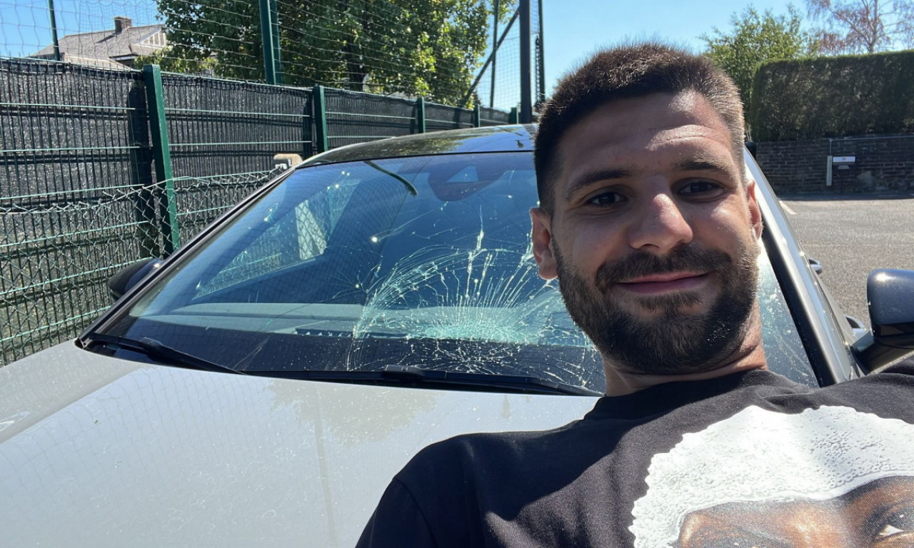 Mitrović RAZBIO ŠOFERKU saigraču, pa napravio selfi za uspomenu, ZADOVOLJAN kao da je dao gol