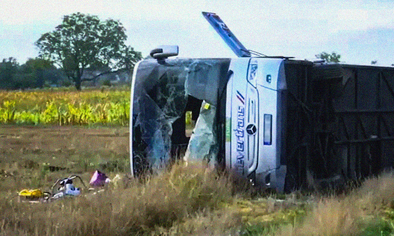 Povređeno 15 osoba kada je PROKLIZAO AUTOBUS pun radnika kod Rače