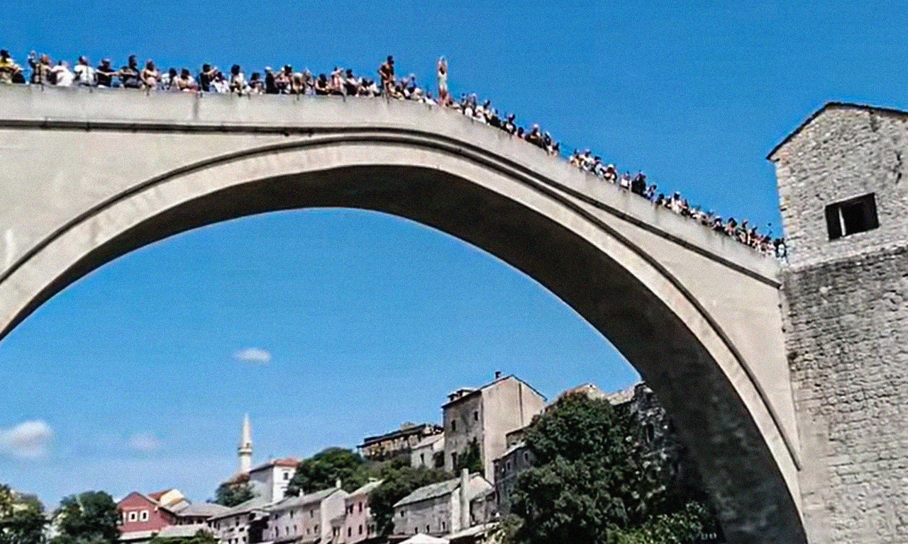 Hrabra TARA (13) oduševila skokom sa Starog mosta u MOSTARU - ništa nije slučajno, objašnjava njen OTAC