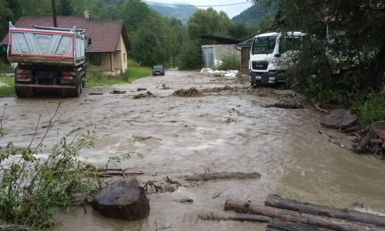 SNAŽNO NEVREME POGODILO SRBIJU - delovi Novog Pazara bez struje, u K. Mitrovici padali krovovi