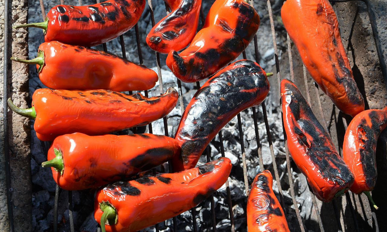 BRZO I LAKO, može (skoro) svako: Ovo su NAJBOLJI TRIKOVI za ljuštenje PEČENIH PAPRIKA