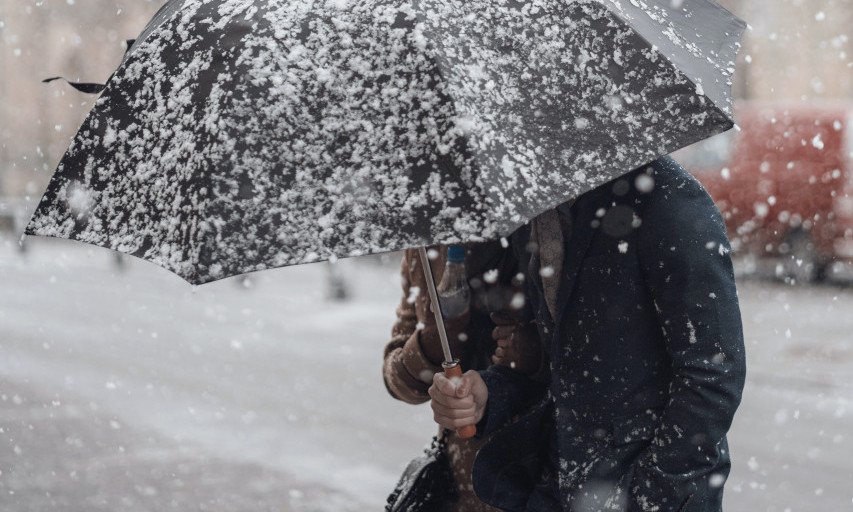 UPOZORENJE RHMZ! Upaljen METEOALARM - sneg ZATRPAVA puteve Srbije, opasnost i od POPLAVA