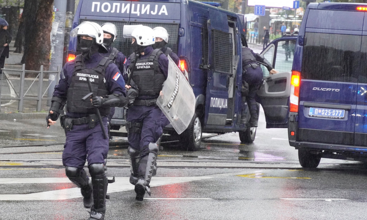 Poneo SEKIRICU, NOŽ i DIMNU BOMBU: Nišlija uhapšen zbog NAPADA na POLICAJCA