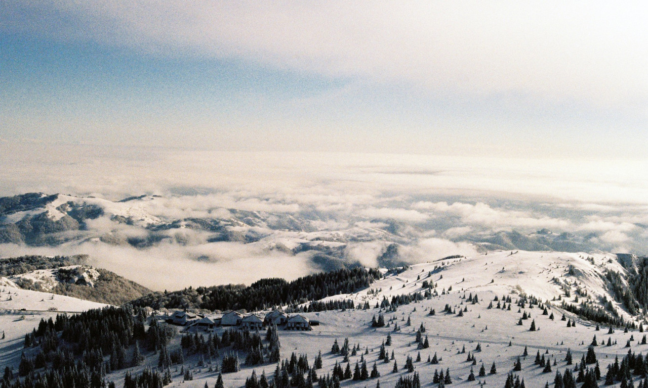 Zabeleo se KOPAONIK, pao prvi SNEG ove sezone: Da li nam se to "smeše" SKIJE?