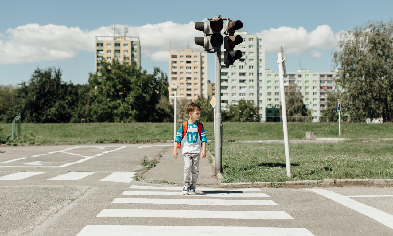 Zašto SRPSKI ĐACI masovno PRETRČAVAJU ulicu na CRVENO?