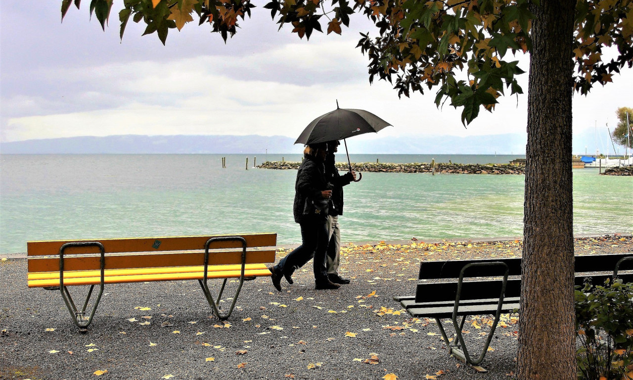 Pravi JESENJI DAN je pred nama - tmuran, maglovit uz DOSADNU KIŠU