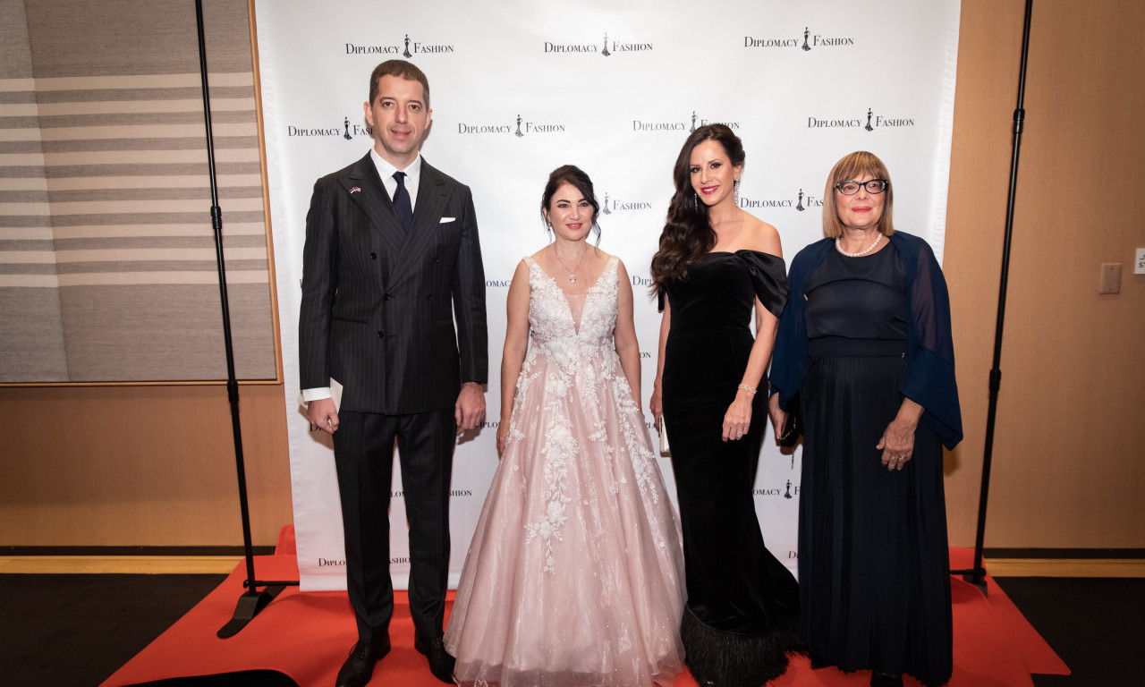 DIPLOMATIJA I MODA - Tamara Vučić, Maja Gojković i Marko Đurić na GALA REVIJI u Vašingtonu