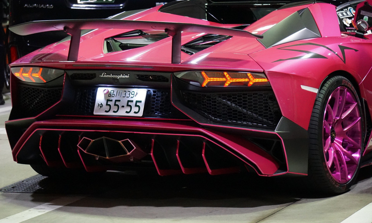 Od ove vožnje ZAVRTEĆE vam se u GLAVI -poznati AUTOMOBILISTA proklizava u pink LAMBORGHINIU