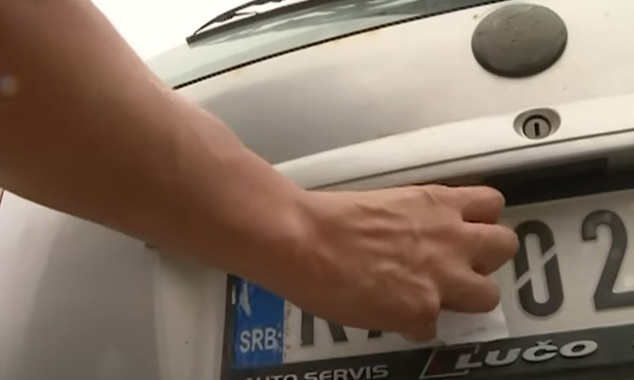 Prvi automobil bez stikera sa oznakom "RKS" prošao administrativni prelaz Jarinje