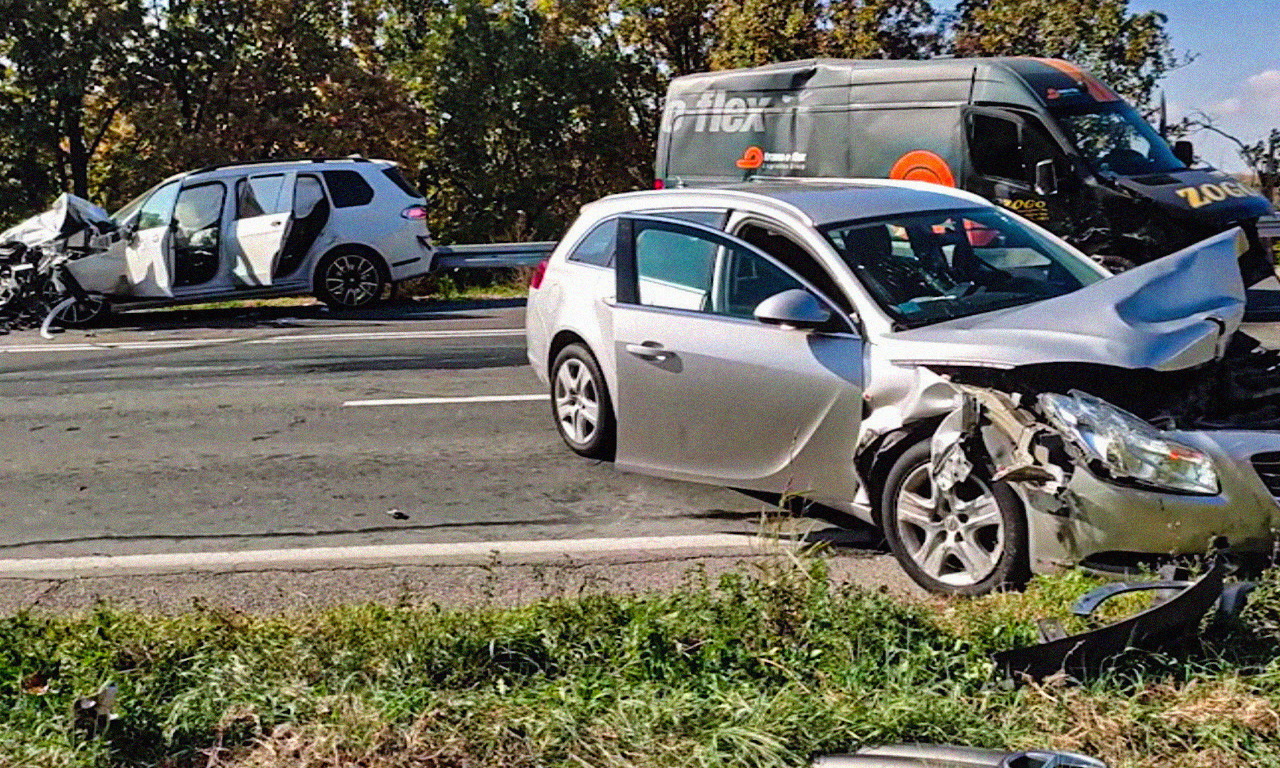 Smrskana vozila, 7 osoba povređeno: LANČANI SUDAR kod Mladenovca