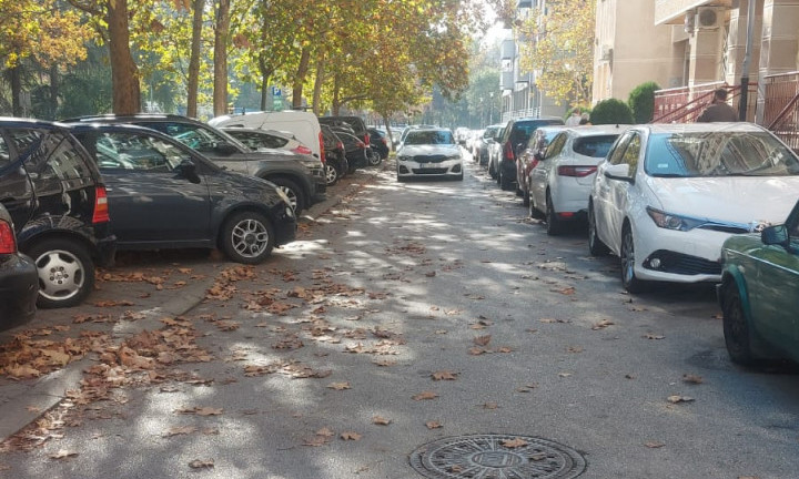 Hej NORMALNI, još ste ŽIVI... Čovek na parkingu "ČUKNUO" auto, o onome što se POTOM DESILO bruje društvene mreže