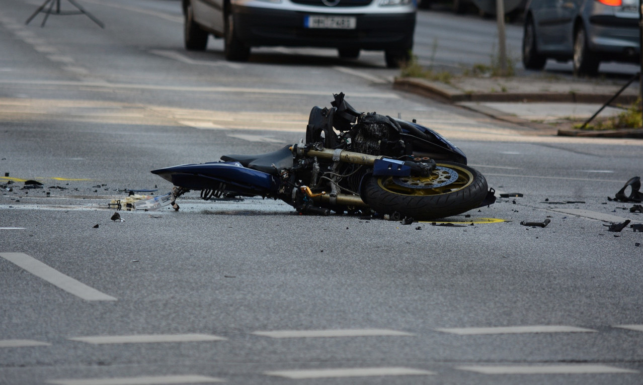 Užas u Kaću! U teškoj nesreći POGINUO MOTOCIKLISTA (27)