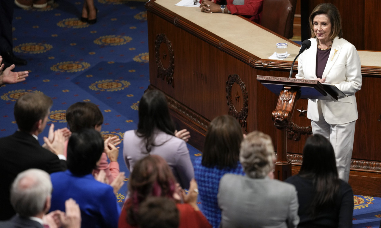 POVUKLA se NAJMOĆNIJA dama američke politike: Voda NOSI Nensi PELOSI