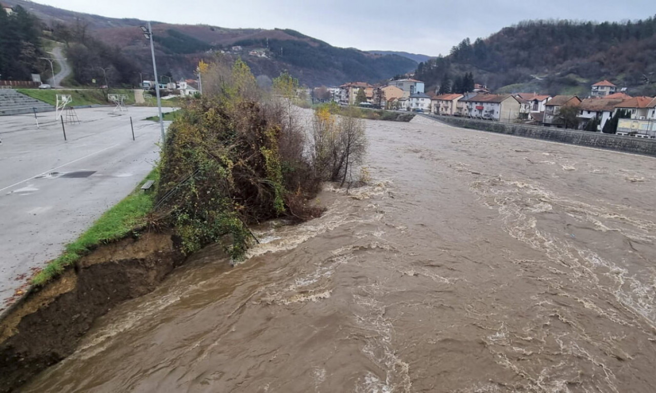 Stradala DVOJICA Novopazaraca, odnela ih reka: Stavljali vreće s PESKOM