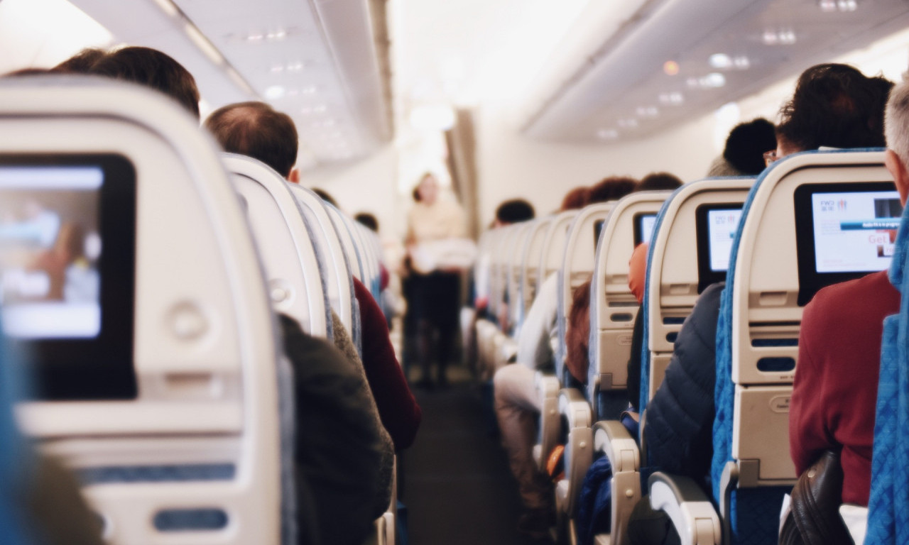 DRAMA NA AERODROMU Pucano na avion pun putnika