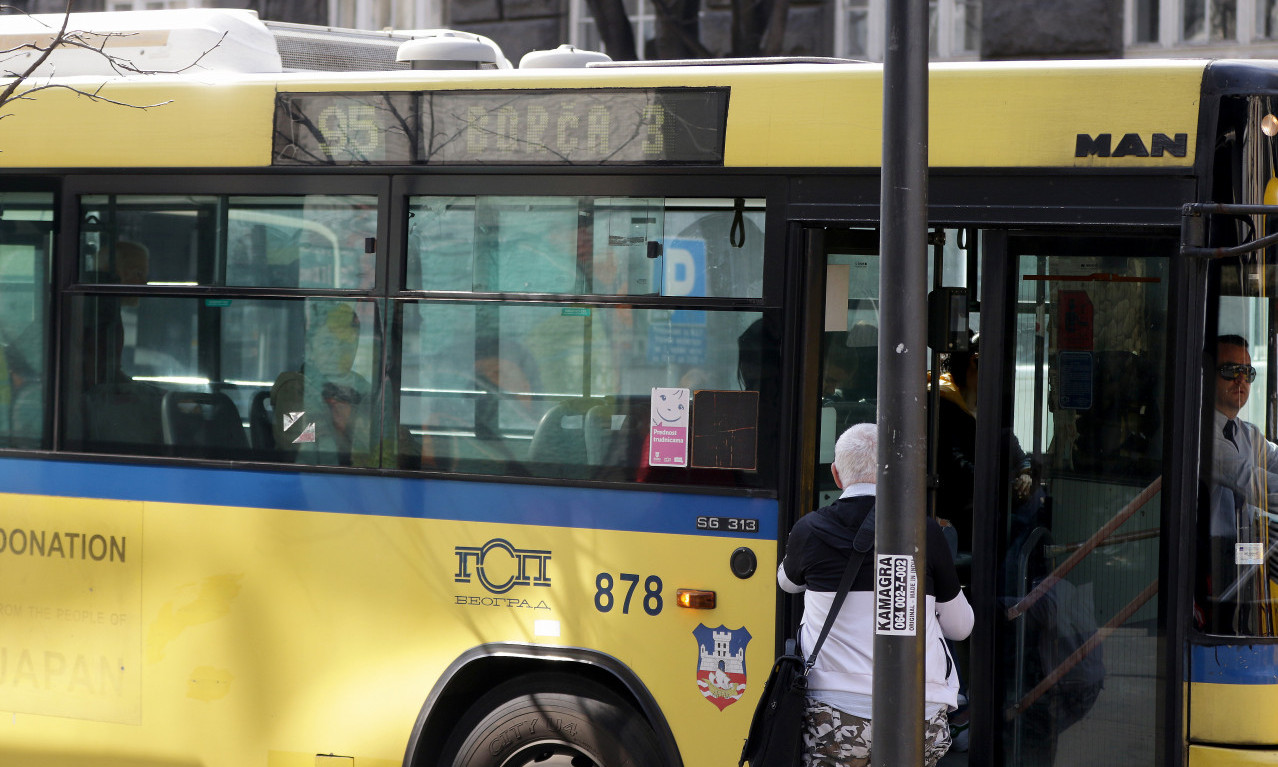 Incident u BEOGRADU: MALOLETNIK u gradskom prevozu OLOVKOM izbo braću