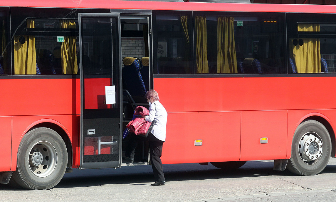 PUTNICI REKLI VOZAČU DA STANE, ON NIJE HTEO! Autobus istog prevoznika OPET SLETEO SA PUTA kod Leskovca