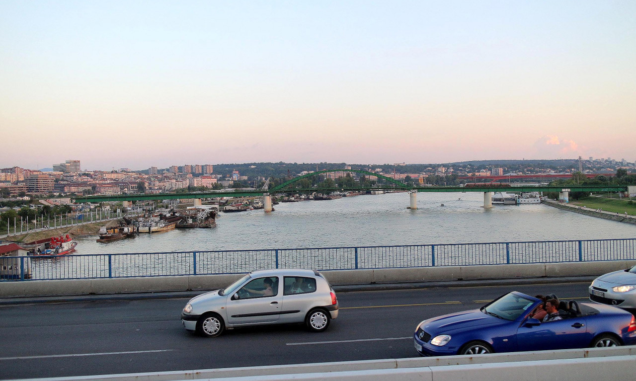 ŽENA SKOČILA SA BRANKOVOG MOSTA: Pala na beton!