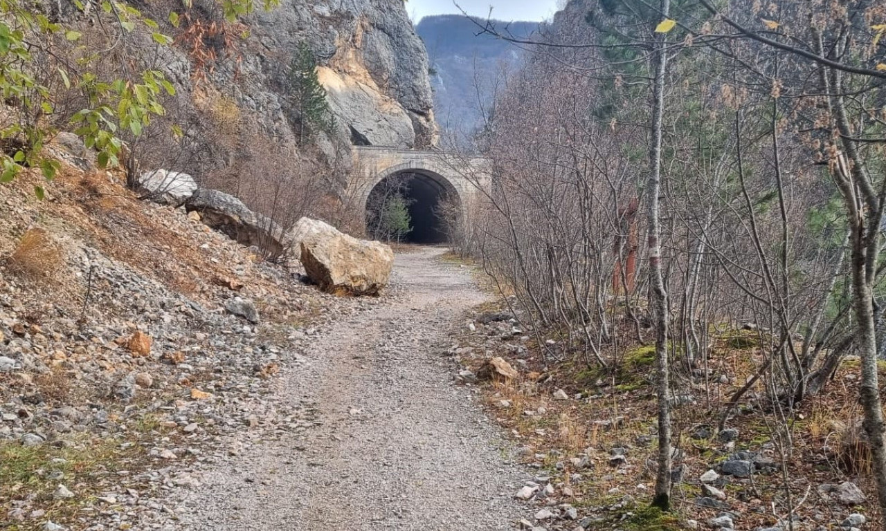 NEMA VOZOVA, NEMA NI FILMOVA: Ovako danas izgleda ČUVENI TUNEL iz filma "Lepa sela lepo gore"