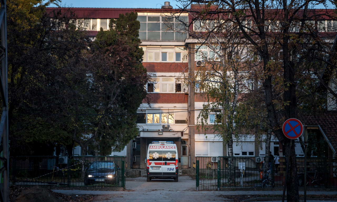 Učenica (13) pokušala sa SKOČI kroz prozor zbog JEDINICE, uhvatila je nastavnica