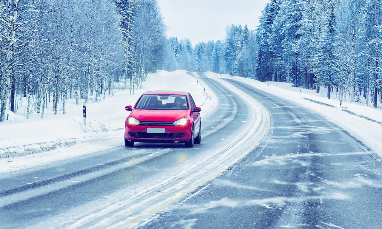 Ako slupate auto zbog POLEDICE NA PUTU na koju NISTE UPOZORENI - možete da TUŽITE DRŽAVU