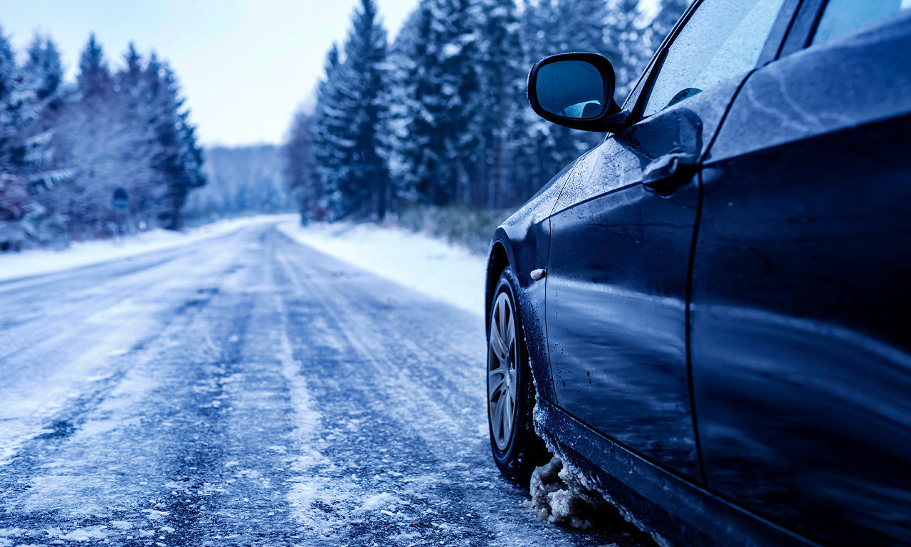 JEZIV SNIMAK iz centra Beograda: Automobili LETE PO KLIZAVOM PUTU i na kraju - SUDAR