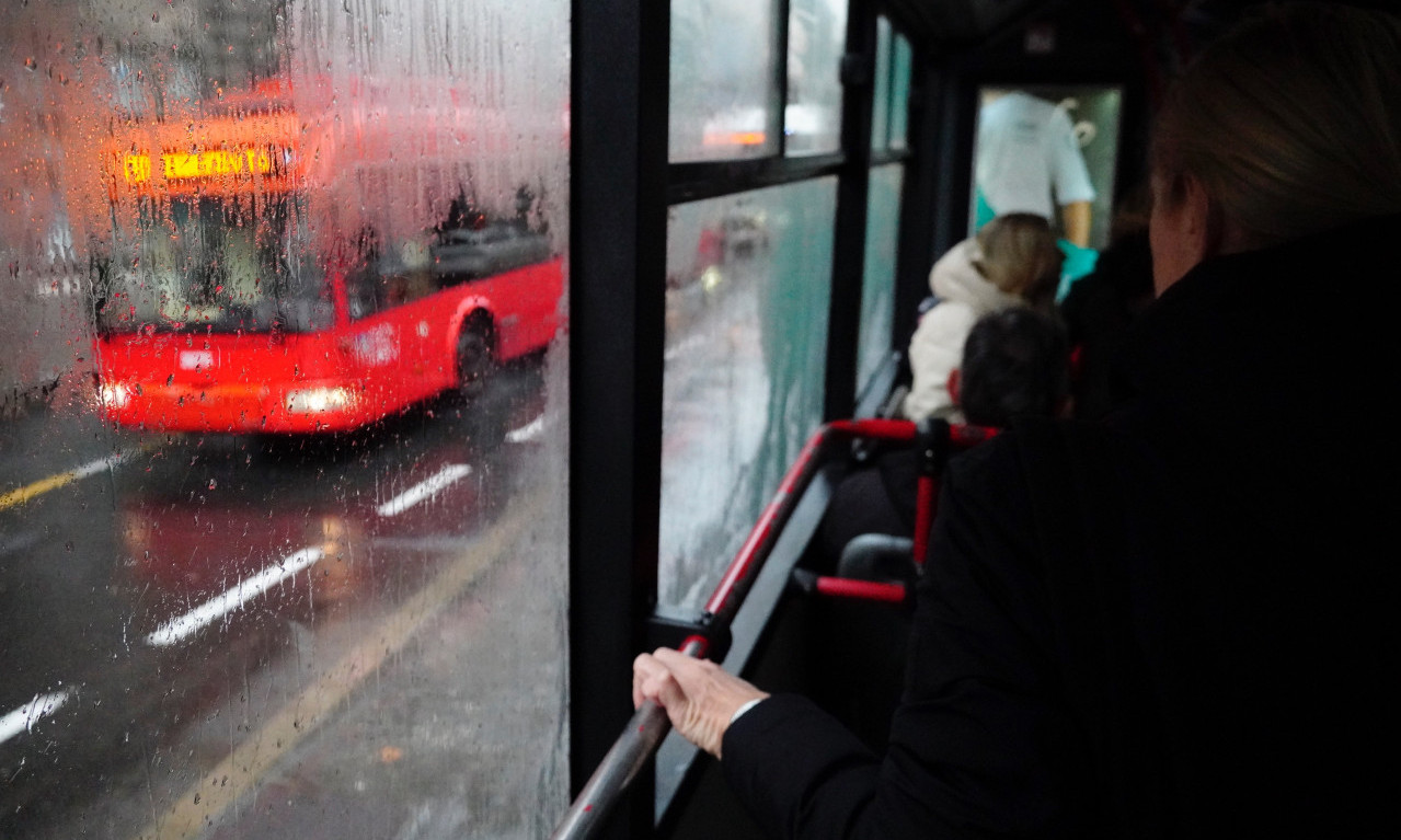 SNIMAK IZ BEOGRADSKOG AUTOBUSA 611 na Vaskrs, nažalost, govori sve o nama: TERAJ SE MATORI, neću da ti ustanem!