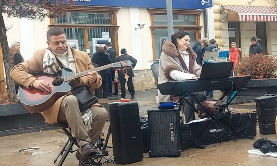 Vesna i Nenad IMAJU VAŽNU MISIJU: Sviraju na TRGOVIMA i ULEPŠAVAJU dane prolaznicima